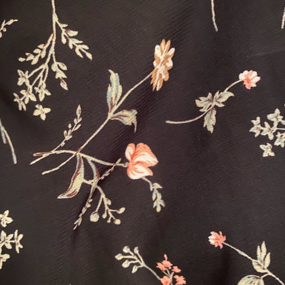 Black floral print cropped tank top. - Picture 6 of 7